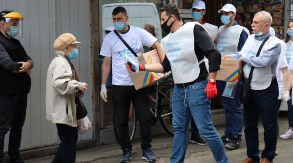 umanistii au oferit gratuit masti pentru bucuresteni