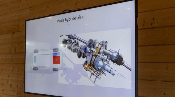 cand apare loganul hibrid