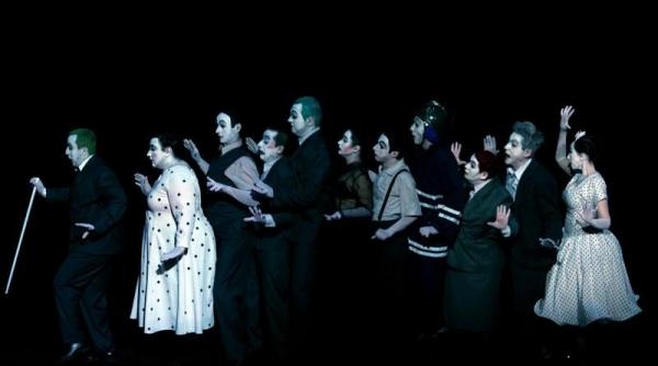 rinocerii de eugene ionesco un spectacol emblematic semnat de robert willson va putea fi vizionat pentru prima data online in teatroteca tnc