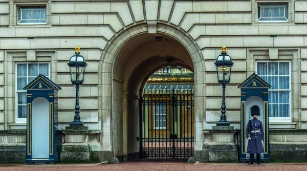 palatul buckingham va taia 380 de locuri de munca din cauza pandemiei de coronavirus