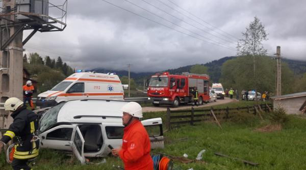 accident in suceava un mort si 5 raniti dupa ce masina in care erau a intrat intr un stalp
