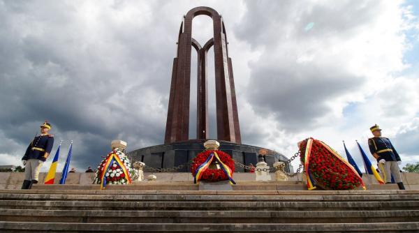 galerie foto ceremonia depunerii de coroane de flori organizata cu prilejul zilei eroilor