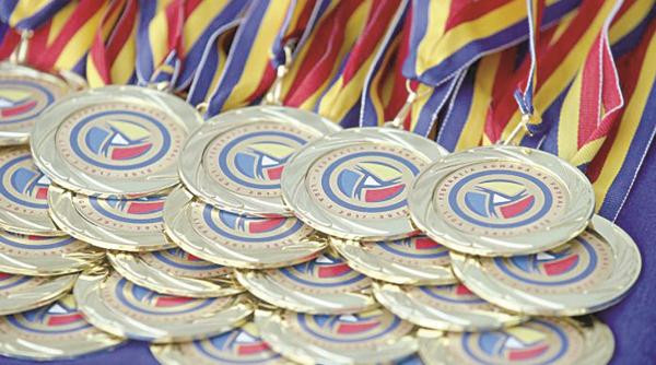 romania reincepe fotbalul cu izoleta si carja la tusa