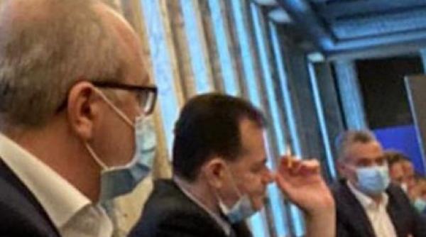 o noua fotografie cu ludovic orban pe internet de aceasta data premierul fumeaza chiar in timpul unei sedinte de guvern