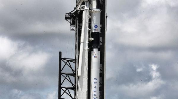 spacex a fost lansata naveta crew dragon va duce doi astronauti americani pe statia spatiala internationala