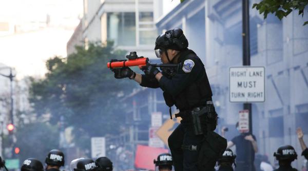 politisti impuscati in timpul conflictelor din sua generate de moartea unui afro american