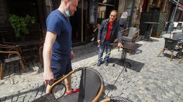 relaxarea de la terase si de pe plaje inseamna monitorizare totala a cetatenilor