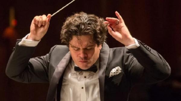 dirijorul cristian macelaru si mezzosoprana aura twarowska aduc poemul iubirii si al marii in stagiunea online