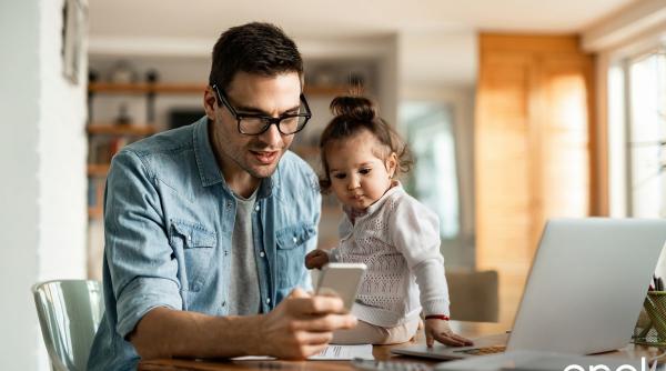 80 dintre copii folosesc un smartphone in primii trei ani de viata