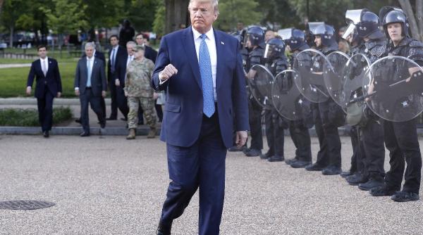 plangere impotriva presedintelui donald trump dupa dispersarea violenta a manifestantilor