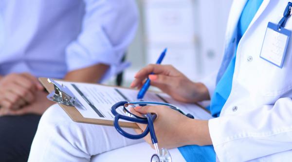 mai multi angajati ai unei clinici medicale cercetati pentru ca au eliberat in mod ilegal fise medicale