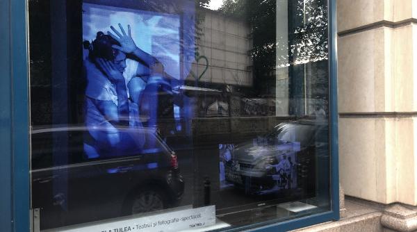 teatrul iese la geam fotografii ale unor spectacole memorabile dintr o expozitie marca teatrelli ajung in vitrina galateca sub forma unei instalatii