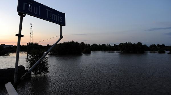 romania sub ape cod rosu de inundatii in 7 judete