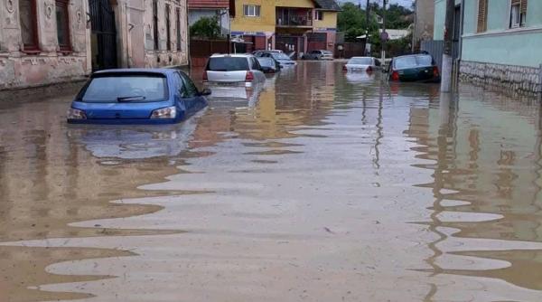 aiud bebelus scos pe geam