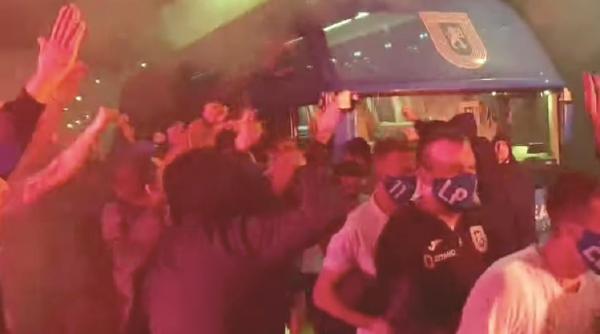 gafa impardonabila a jucatorilor universitatii au coborat din autocar si au sarbatorit cu suporterii