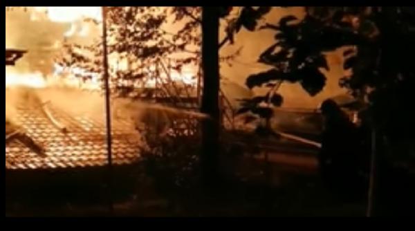 cea mai veche cabana din partea de vest a vaii jiului distrusa de flacari o persoana a suferit arsuri la maini si picioare