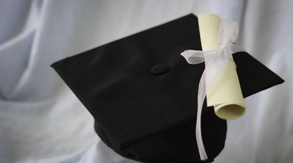 doctoratele ar putea fi acordate doar de universitati