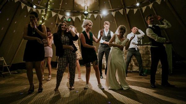 focar de covid 19 dupa o petrecere mare intr o casa 43 de tineri confirmati pozitivi cu coronavirus