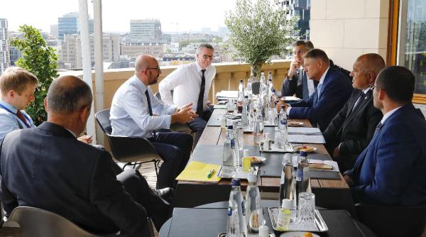 bomba emotii pentru iohannis dupa ce s a aflat langa premierul bulgariei pus in carantina