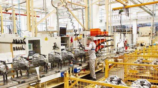 crestere moderata a industriei si comertului cu amanuntul in urmatoarele trei luni