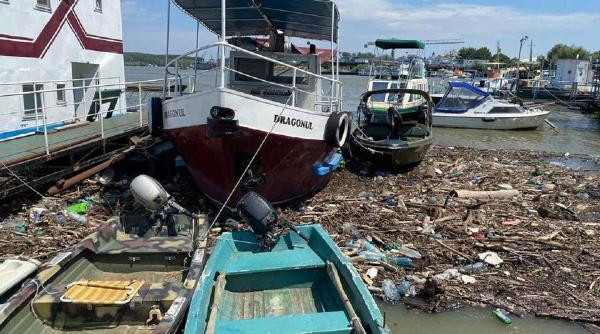 delta plasticul plutitor se aduna si cu mana si cu drona