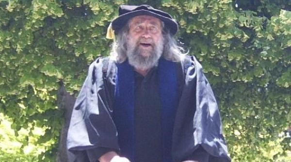 un barbat din noua zeelanda primeste peste 10 000 de dolari pe an pentru a fi vrajitor oficial al unui oras