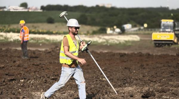 autostrada care si a dublat pretul chiar inainte de a se turna primul metru de asfalt masinile ar fi trebuit sa circule de anul acesta pe ea dar noi de abia facem licitatiile