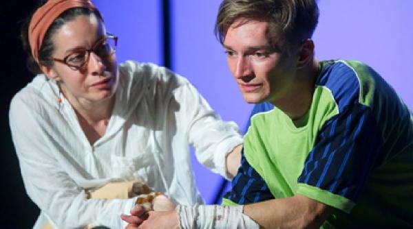 maternal de alexandra badea regia radu nica o radiografie dureroasa a realitatilor din orfelinatele romanesti in premiera pe tnrs scena digitala pe 19 20 si 21 august 2020