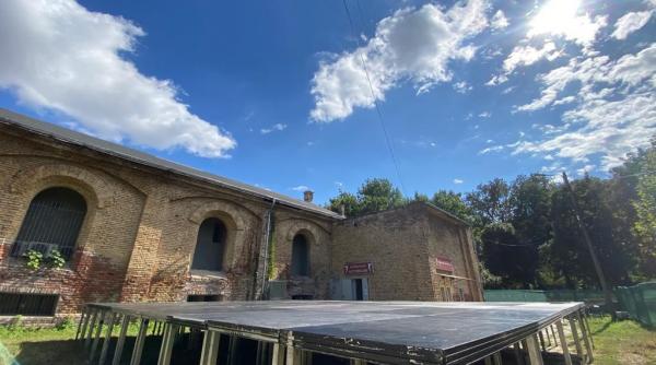 tntm monteaza scena scena a ut dor pentru viitoarele spectacole in aer liber