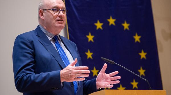 exemplu comisarul european pentru comert a demisionat pentru nerespectarea restrictiilor covid