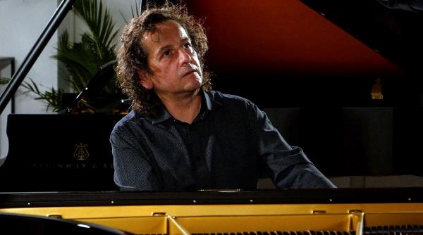 horia mihail turneul pianul calator o noua serie de concerte in aer liber la cererea publicului in colectia de toamna