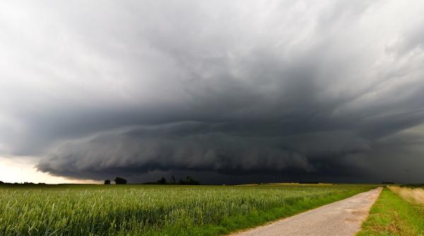 grindina si furtuna marile pericole pentru agricultura