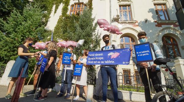 protest cu porci zburatori in fata ministerului educatiei chiar in prima zi a anului scolar