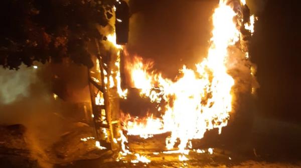 autobuz incendiat intr o localitate din botosani