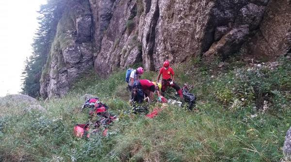 tanar grav ranit coborat din munti de salvamontisti cu targa elicopterul nu a putut ateriza