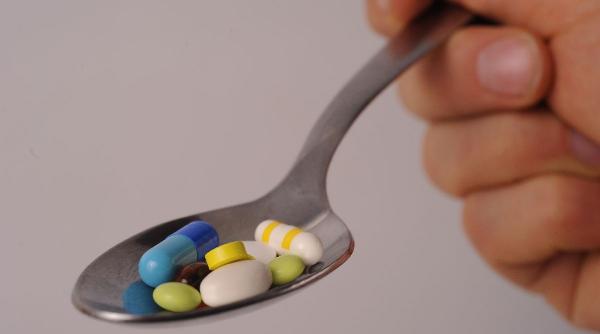 doar medicii stabilesc sau sisteaza un tratament