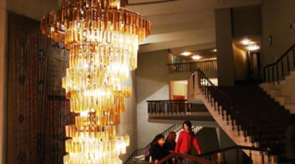 invitatie la teatru cu toate salile deschise teatrul national bucuresti se pregateste de o noua premiera incognito de nick payne