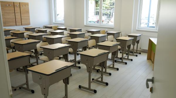 numarul scolilor care desfasoara cursuri in scenariul rosu continua sa creasca