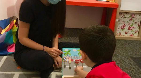 bal caritabil online pentru copiii cu autism