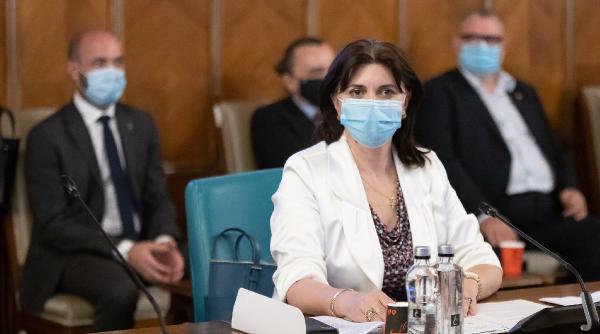ministrul educatiei monica anisie participa la o sedinta la prefectura capitalei in contextul cresterii numarului de cazuri de infectare