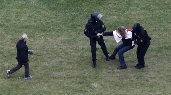 sute de arestari in belarus