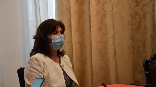 de ce a fost amanata timp de doua saptamani distribuirea de tablete in scolile din bucuresti explicatia ministrului anisie