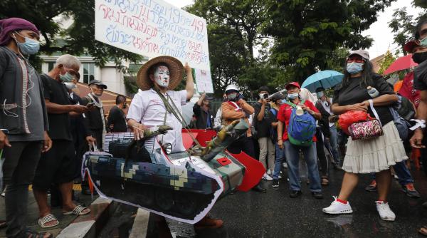 stare de urgenta in thailanda mii de persoane au protestat impotriva autoritatilor