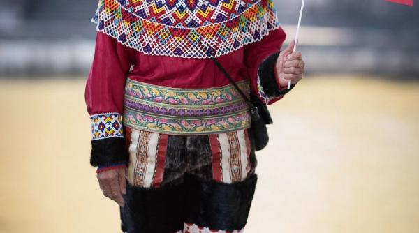 enciclopedie online cu costume traditionale