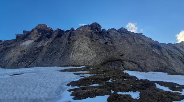 un turist a cazut in gol zeci de metri de pe varful omu