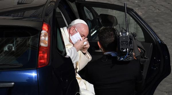 cu masca pe fata papa francisc s a rugat pentru victimele pandemiei