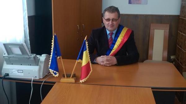 primarul ales al comunei sotrile al carui mandat a fost invalidat fiind condamnat pentru pornografie infantila a anuntat ca va candida din nou