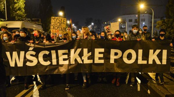 sute de persoane au fost retinute la varsovia dupa un protest impotriva restrictiilor impuse de autoritati