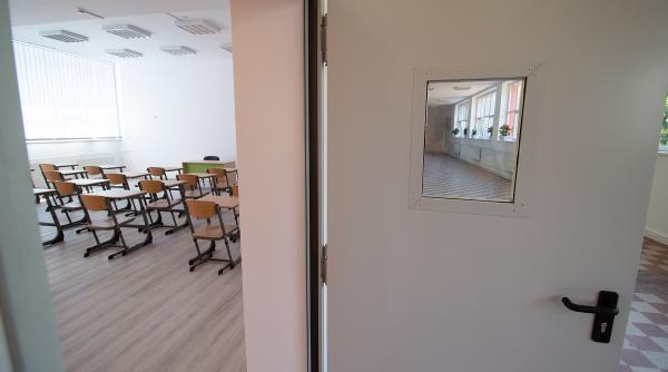 numarul scolilor care desfasoara cursuri in scenariul rosu continua sa creasca peste 3 000 de unitati de invatamant isi desfasoara activitatea online