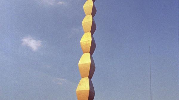 coloana infinitului implineste 82 de ani